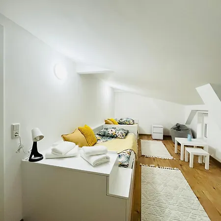 Modern In - Close To Center *