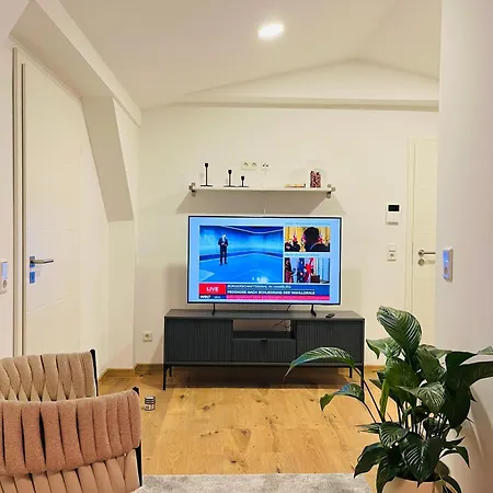 Modern In - Close To Center *